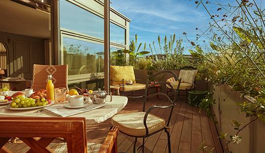 La Suite Les Carmes, un espace ouvert et lumineux, prolongé par une agréable terrasse.
