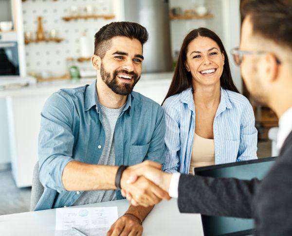Couple heureux de devenir propriétaire