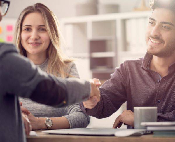 Couple signant la vente d'un appartement neuf