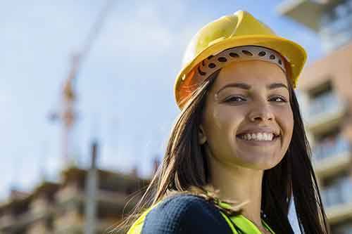 femme casque chantier