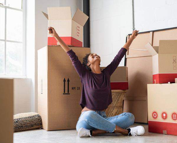 Propriétaire heureuse d'un appartement neuf
