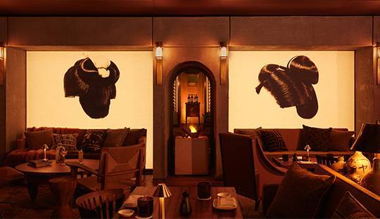 La salle du restaurant Morimoto Bordeaux conjugue intimité et convivialité à travers une décoration cosmopolite.