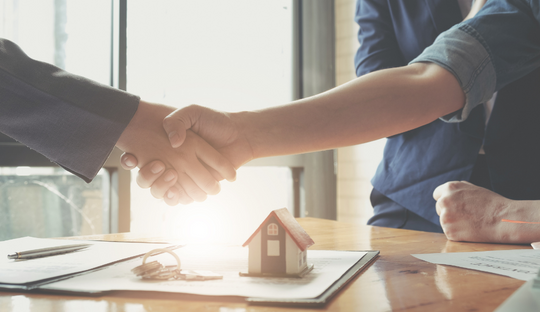 Lors de l'achat sur plan, la signature du contrat de réservation est une étape clé.