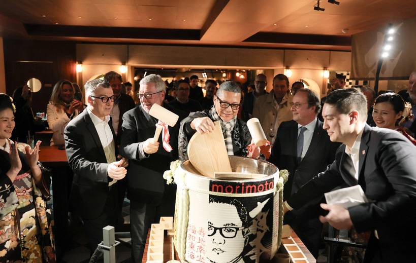 Cérémonie du saké en présence du chef Morimoto, de Patrice Pichet, président du groupe Pichet, du Président François Hollande et de Philippe Starck, Directeur artistique et concepteur architectural.